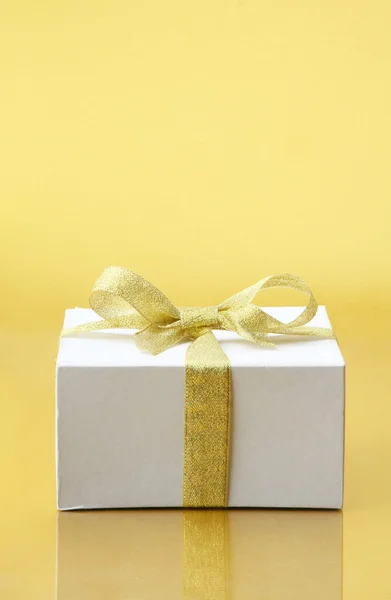 Подарункова коробка зі стрічковим бантом — стокове фото