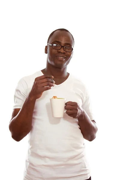 Африканский мужчина с чашкой чая — стоковое фото
