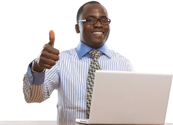 Felice uomo nero con computer portatile — Foto Stock