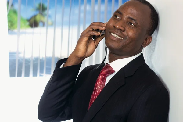 Empresário afro-americano falando por telefone — Fotografia de Stock