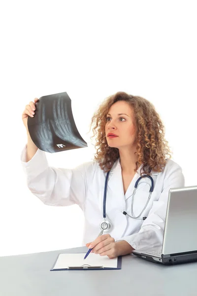 Enfermera mirando a un paciente Radiografía de tórax — Foto de Stock