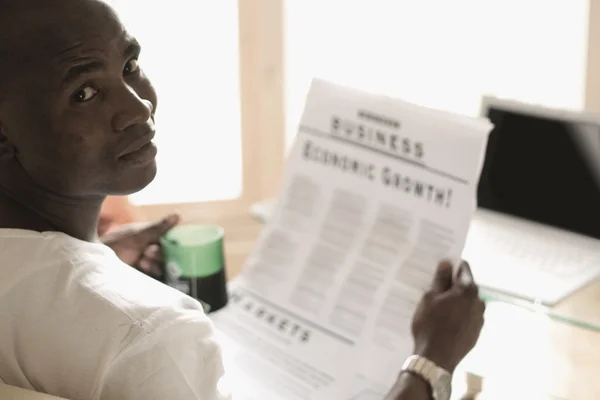 Portret van een Afrikaanse Amerikaan met newspapper — Stockfoto