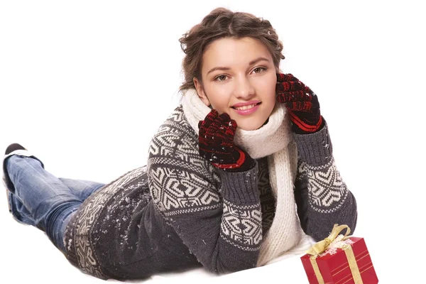 Fille avec un cadeau de Noël — Photo