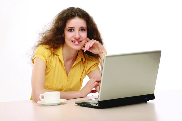 Vrouw werkt aan een laptop — Stockfoto