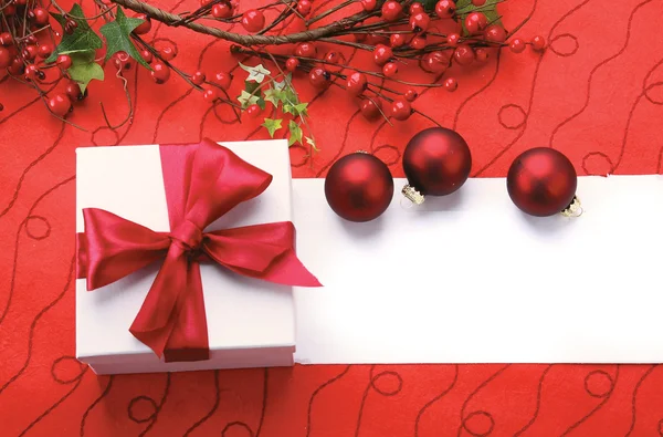 Bolas de Natal vermelho e presente — Fotografia de Stock