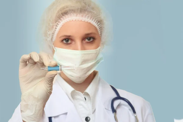 Unga läkare bär en mask — Stockfoto