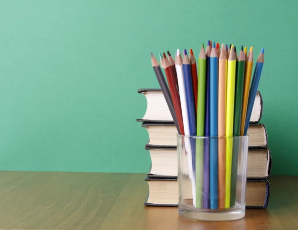 Boeken en potloden op het bureau — Stockfoto