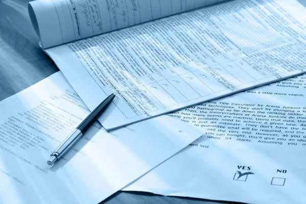 Pen over financial documentation — Stock Photo, Image