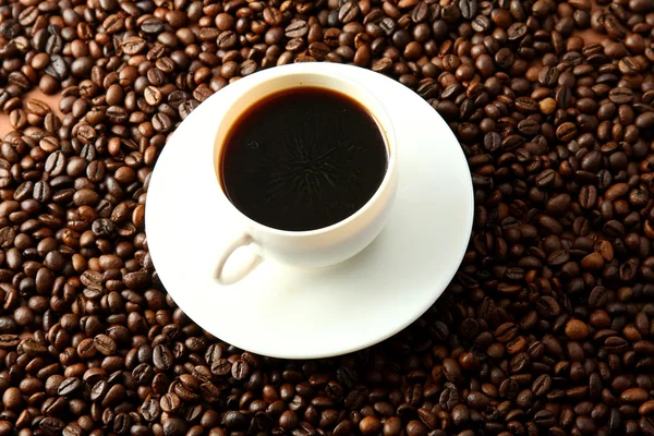Tazza di caffè sui chicchi di caffè — Foto Stock