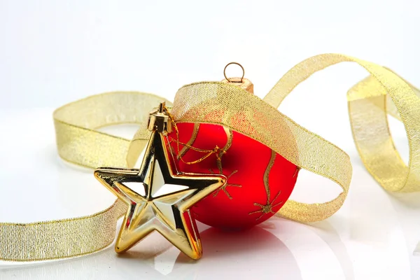 A red ball and a golden star — Stock Photo, Image