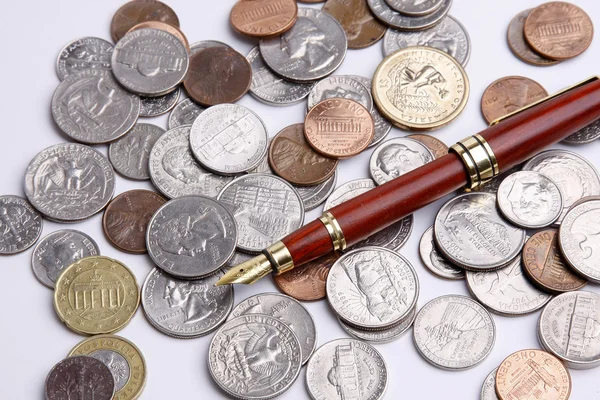 Ручка на монетах — стоковое фото