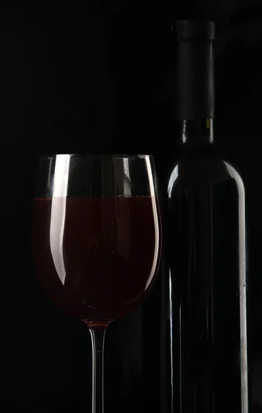 Una botella y una copa de vino tinto — Foto de Stock