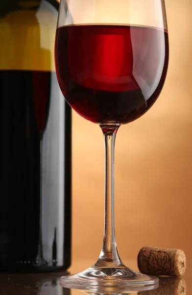 Stillleben mit einer Weinflasche, einem Glas — Stockfoto
