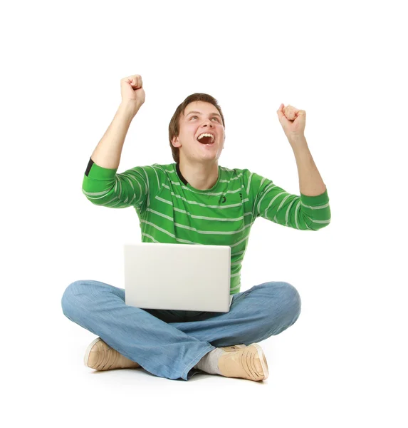 Ung man sitter på golvet med en bärbar dator — Stockfoto