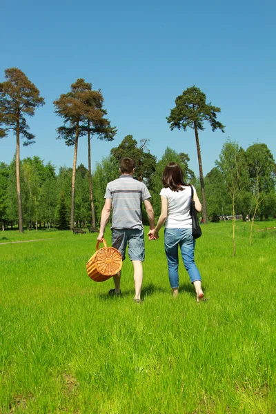 A young couple going home from a picnic — Stock Photo, Image
