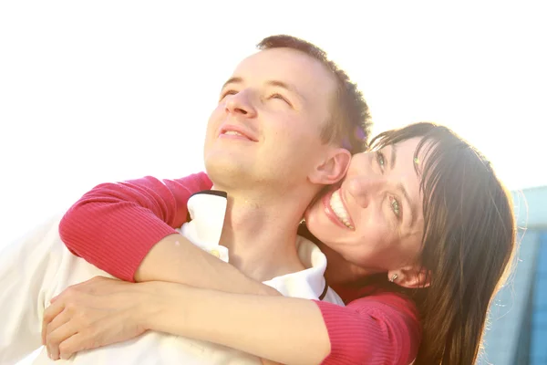 Pareja joven al aire libre — Foto de Stock