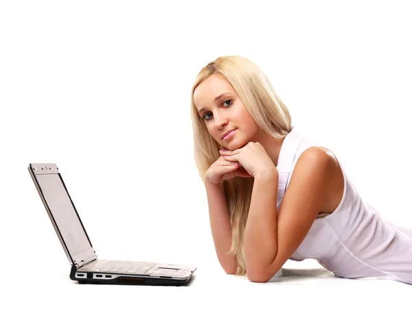 Giovane donna d'affari che lavora su un computer portatile — Foto Stock