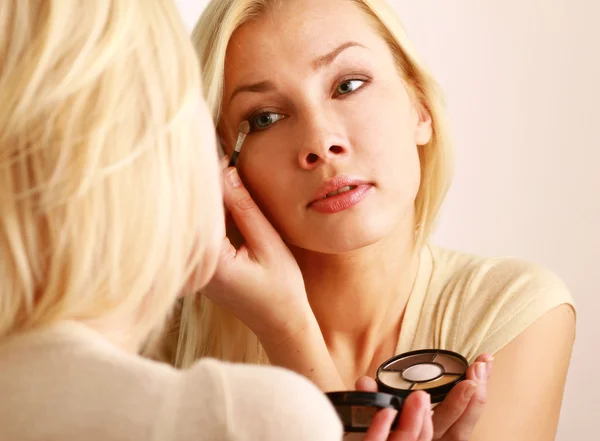 Vrouw zorgzame van haar huid op het gezicht — Stockfoto