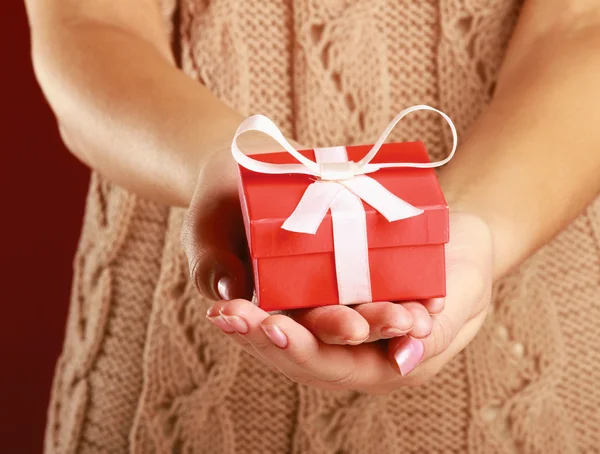 Female hand holding gift box — Stock Photo, Image