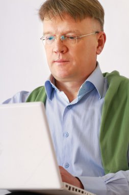 idősek magas rangú ember, laptop