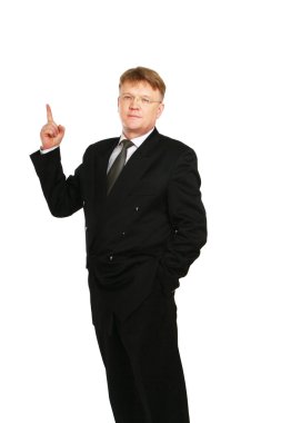 adamın elinde bir şey gösteriliyor