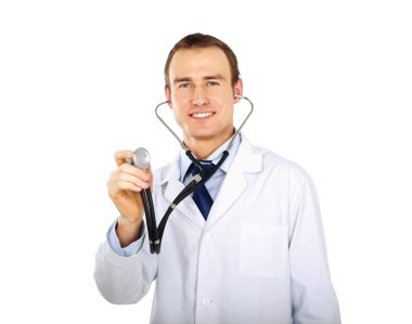 Doktor onun stetoskop kullanarak