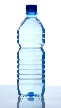Plastik su şişesi.