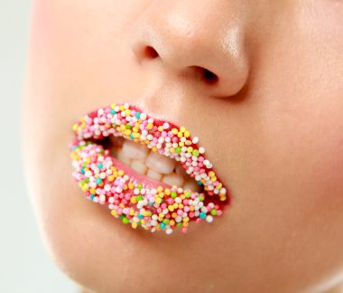 Kadının dudakları ile çok renkli inciler