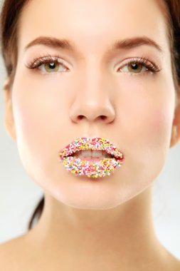 Kadının dudakları ile çok renkli inciler