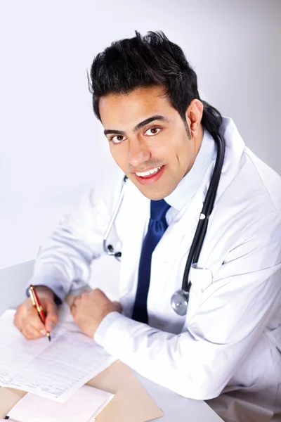 Muž lékař pracující na pracovišti — Stock fotografie