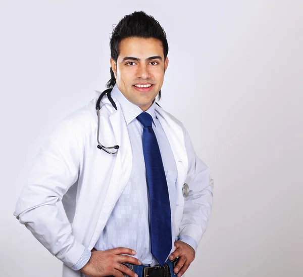Retrato del médico sonriente con estetoscopio —  Fotos de Stock