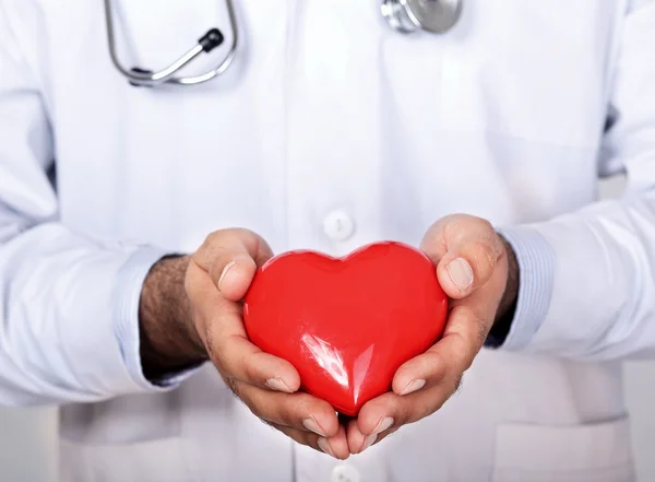 Medico maschile con stetoscopio che tiene il cuore — Foto Stock