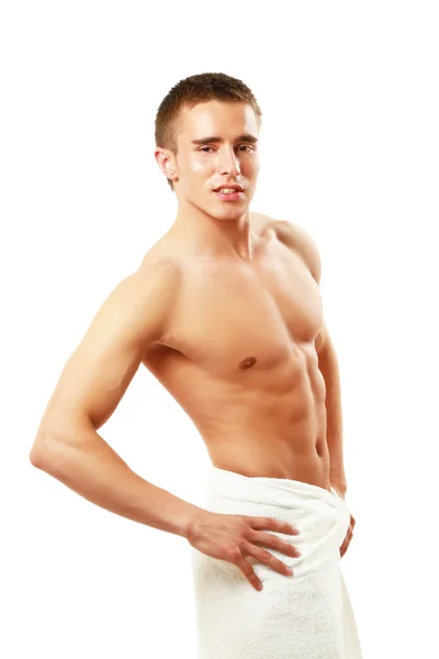Homem muscular embrulhado uma toalha branca — Fotografia de Stock