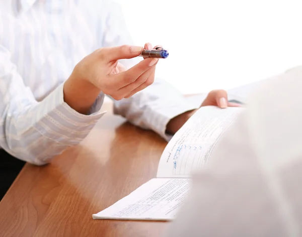 Persona que firma un documento importante — Foto de Stock