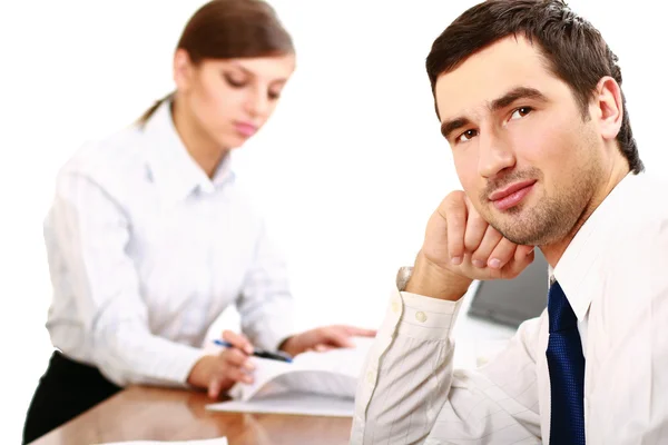 Kollegen arbeiten im Büro zusammen — Stockfoto