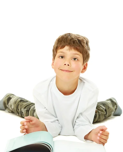 Kleiner Junge mit Buch auf dem Boden — Stockfoto