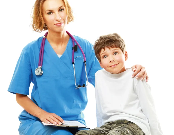 Улыбающийся маленький мальчик у врача — стоковое фото