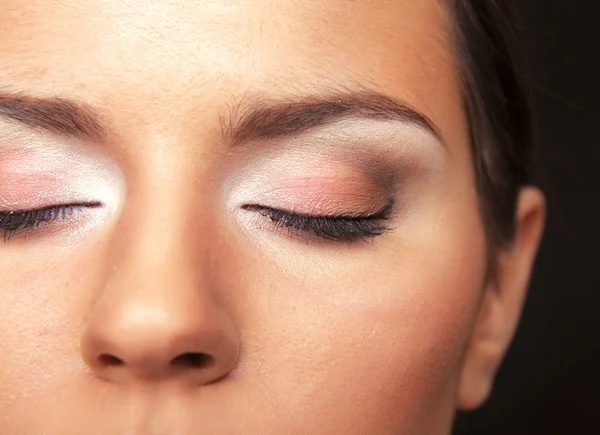 Mujer joven con los ojos cerrados — Foto de Stock