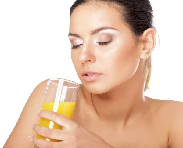 Jovem mulher bebendo suco de laranja — Fotografia de Stock