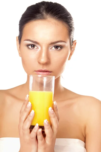 Jovem mulher bebendo suco de laranja — Fotografia de Stock