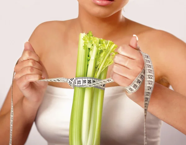 Mujer con verduras y cinta métrica — Foto de Stock