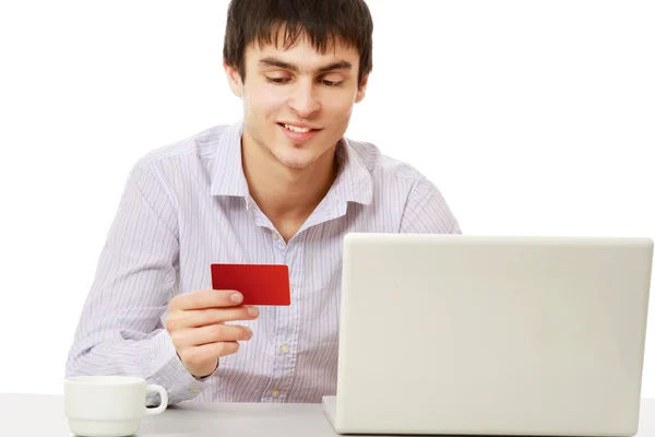Бизнесмен с кредитной картой, ноутбук — стоковое фото