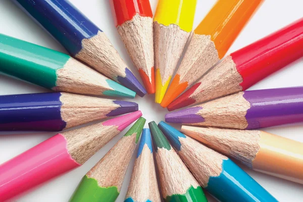 El primer plano de muchos lápices de colores — Foto de Stock