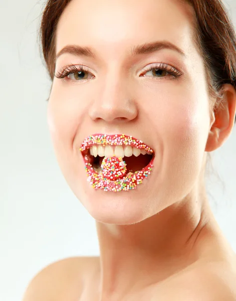 Vrouw lippen schattig zoete suikergoed — Stockfoto