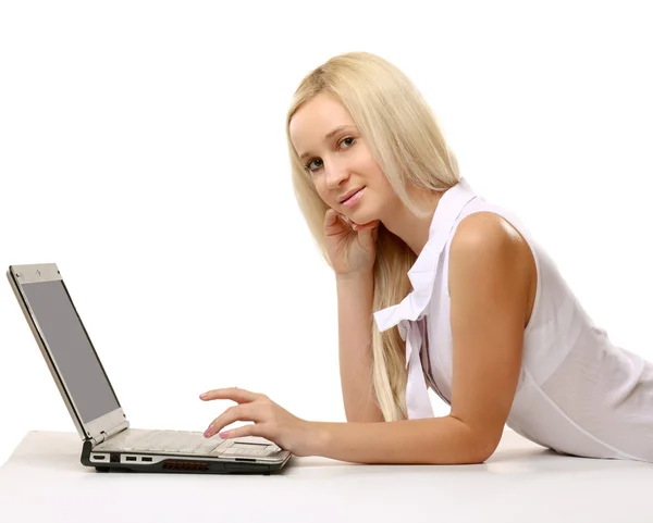 Mujer de negocios mintiendo y trabajando en una computadora portátil —  Fotos de Stock