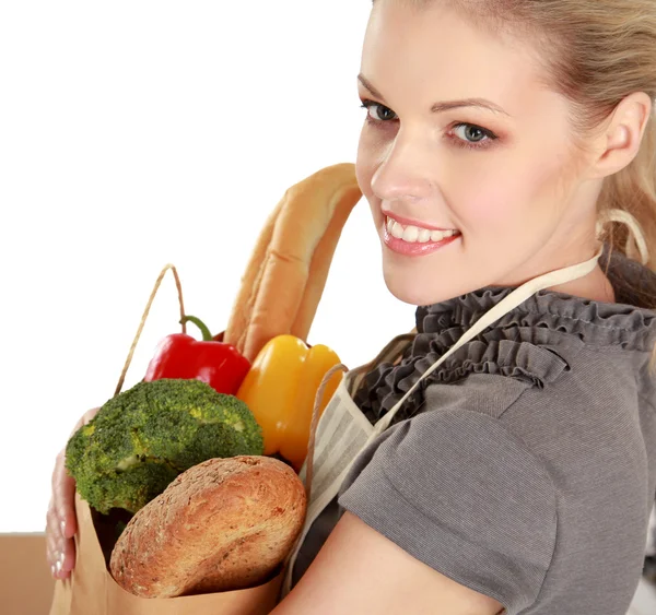 Mujer en delantal sosteniendo bolsa de comestibles — Foto de Stock