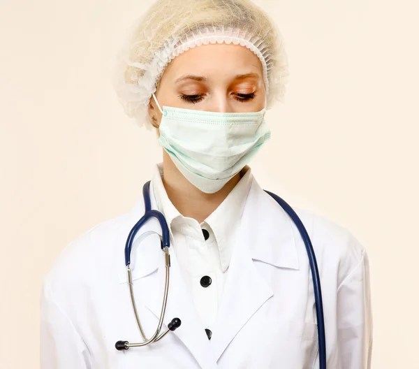 Kobieta lekarz ubrany w maskę — Zdjęcie stockowe