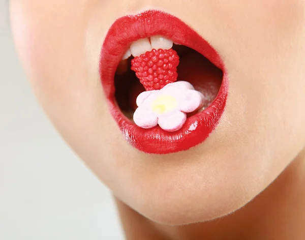 Mulher chupando doce doce bonito — Fotografia de Stock