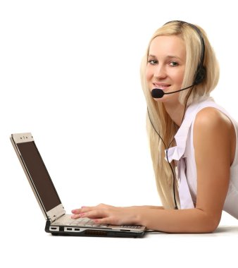 bir laptop ve kulaklık ile kadın