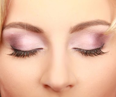 Kapalı gözlü kadın..